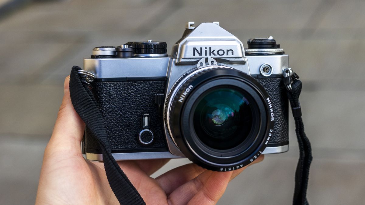 Nikon FE hands-on image