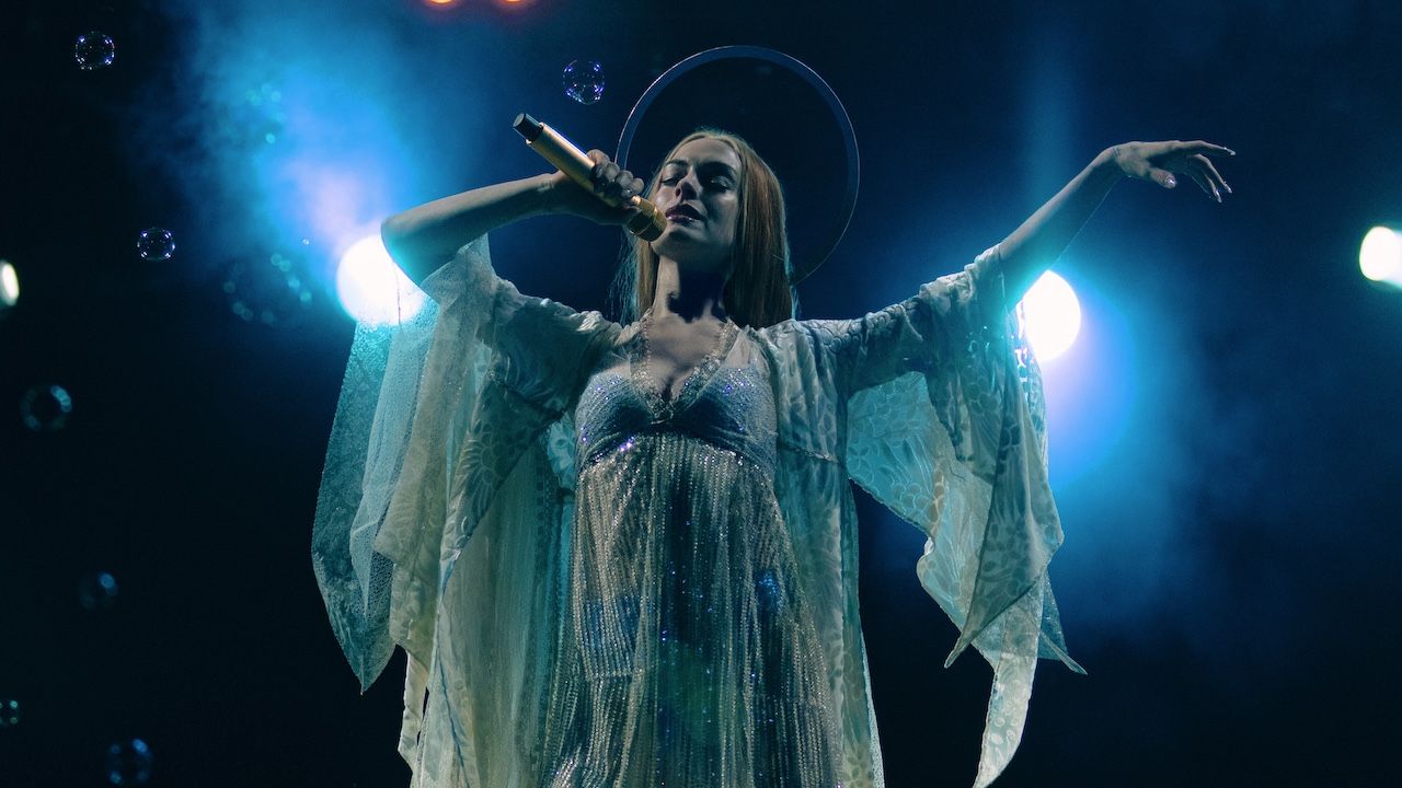  The 'Moment' In Mother Mary Where Anne Hathaway Proved She Could Nail Playing A Pop Star 