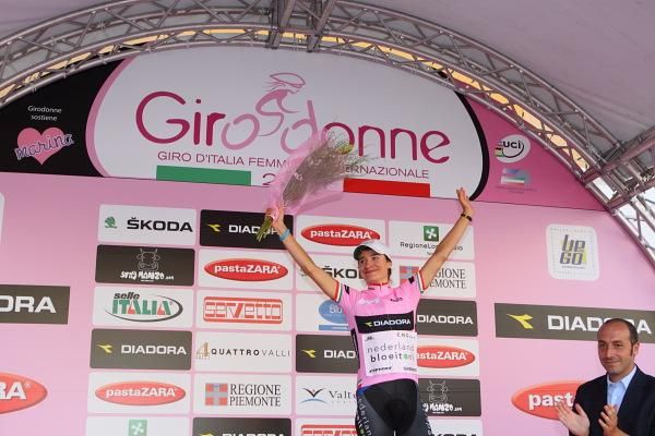 The new race leader, Marianne Vos (Nederland Bloeit) returned to wearing the maglia rosa