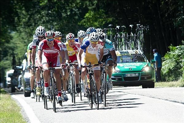 The 15-rider strong early breakaway.
