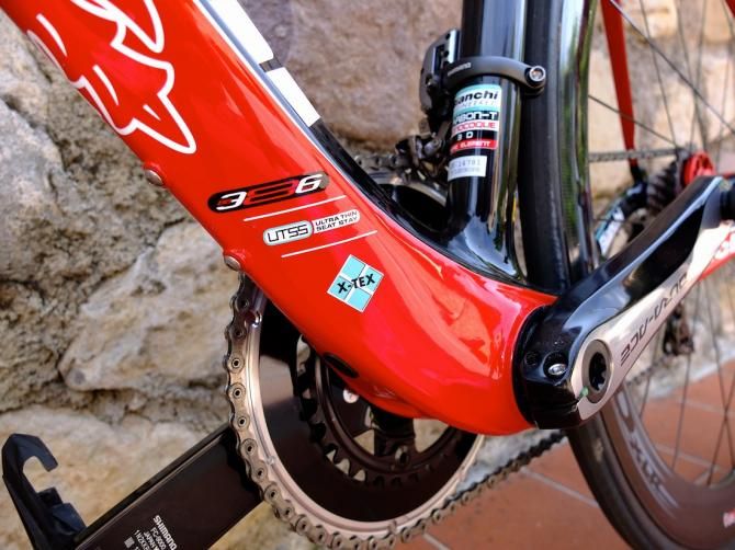 Although the frame includes mounting bolts for an external battery, the XR2 has the latest internal battery, with a covered charging port just below the X-Tex label