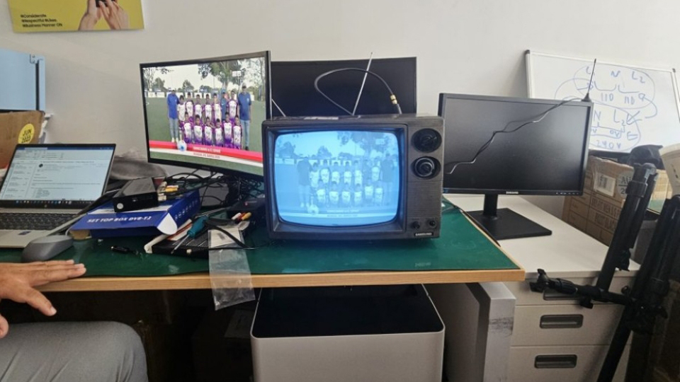 An old Samsung CRT TV from 1987 sitting on a desk