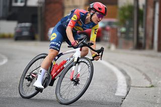 Kreiz Breizh F&eacute;minin: Loes Adegeest victorious on 'a brutal course' out sprinting the late breakaway to take a first win of 2026