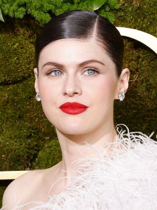 Gaya rambut pinggiran samping Alexandra Daddario Golden Globes