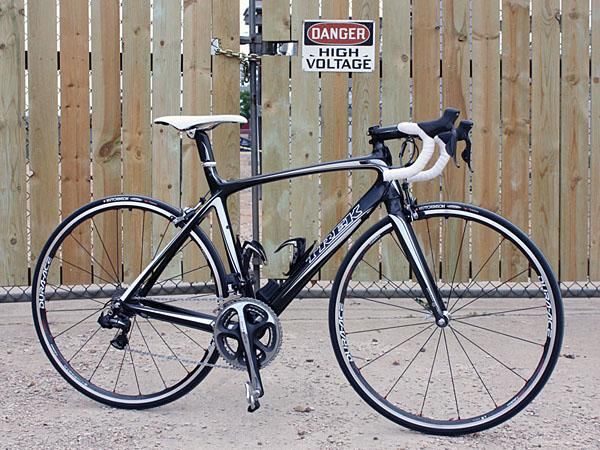 So, what's the difference? Save for the additional battery, there's little to indicate from afar that this is anything but a standard cable-actuated drivetrain.