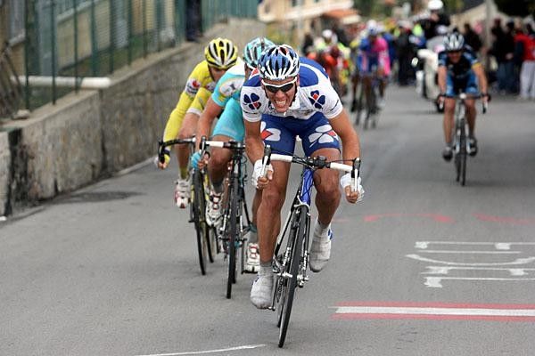 Gilbert flies away with Matthias Kessler (Astana) and Riccardo Ricc&ograve; (Saunier Duval) glued to his wheel.