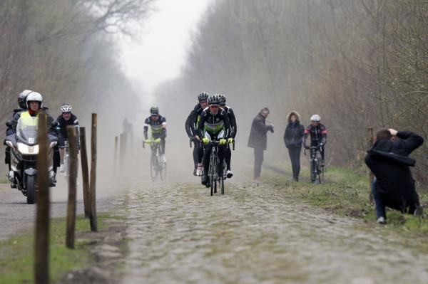 O'Grady shows his teammates the best line through the Arenberg Forest