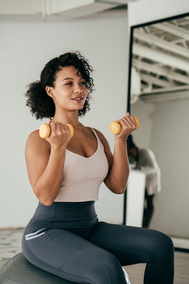 A wona training with dumbbells at home