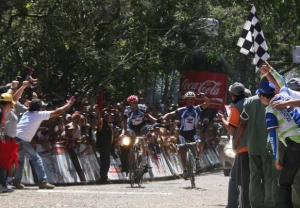 Camargo and Vasquez (Zulia) celebrate the victory