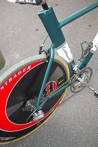 At the rear, Bontrager's Race X Lite TT carbon disc wheel and Vredestein rubber make rollin' along ever so easy.
