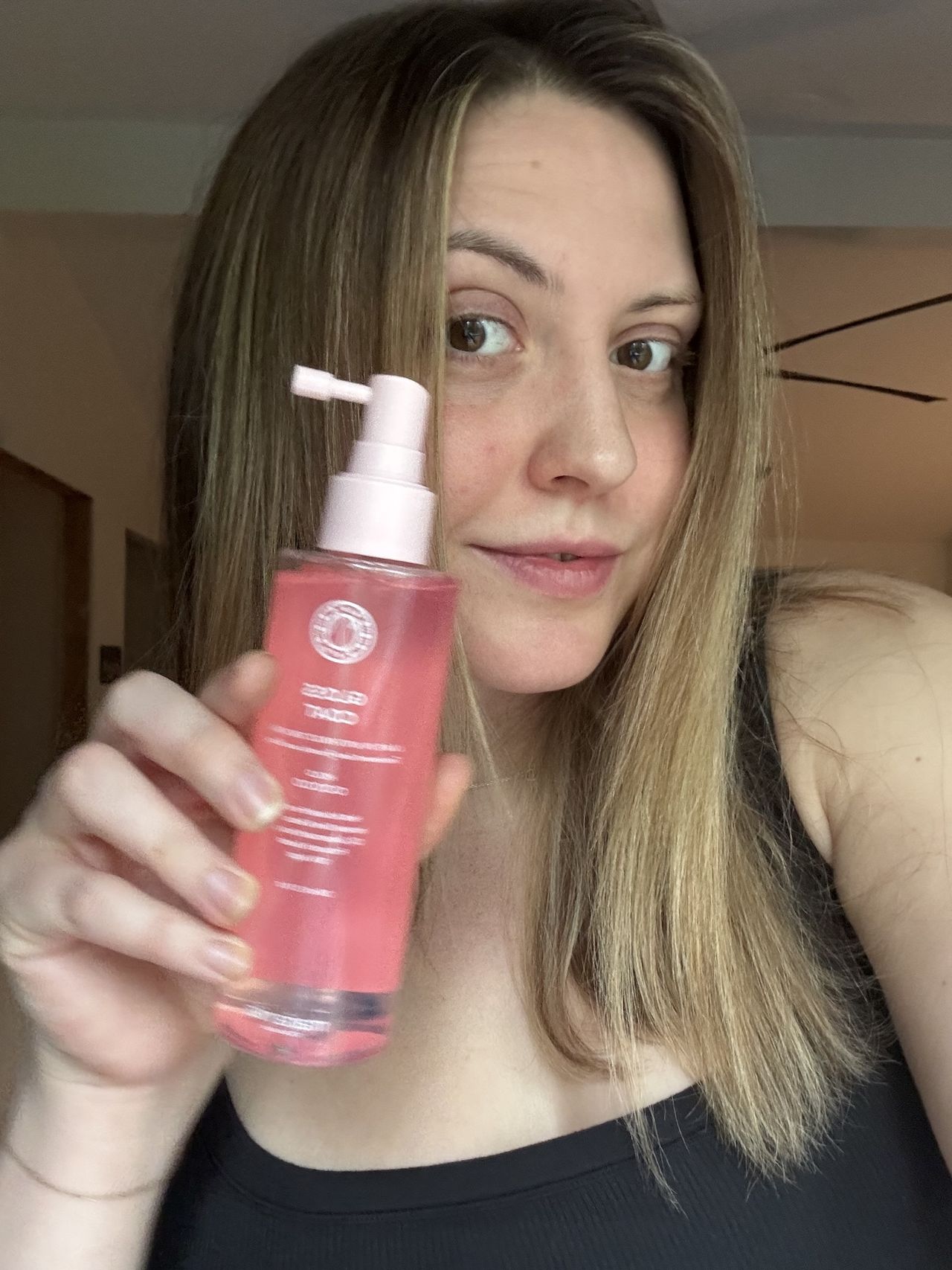 Sophia Vilensky before and after using Maria Nila's shine spray.