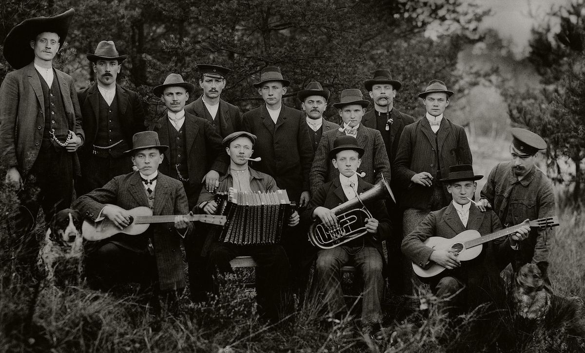 August Sander: Group of Farmers with Musicians, 1912