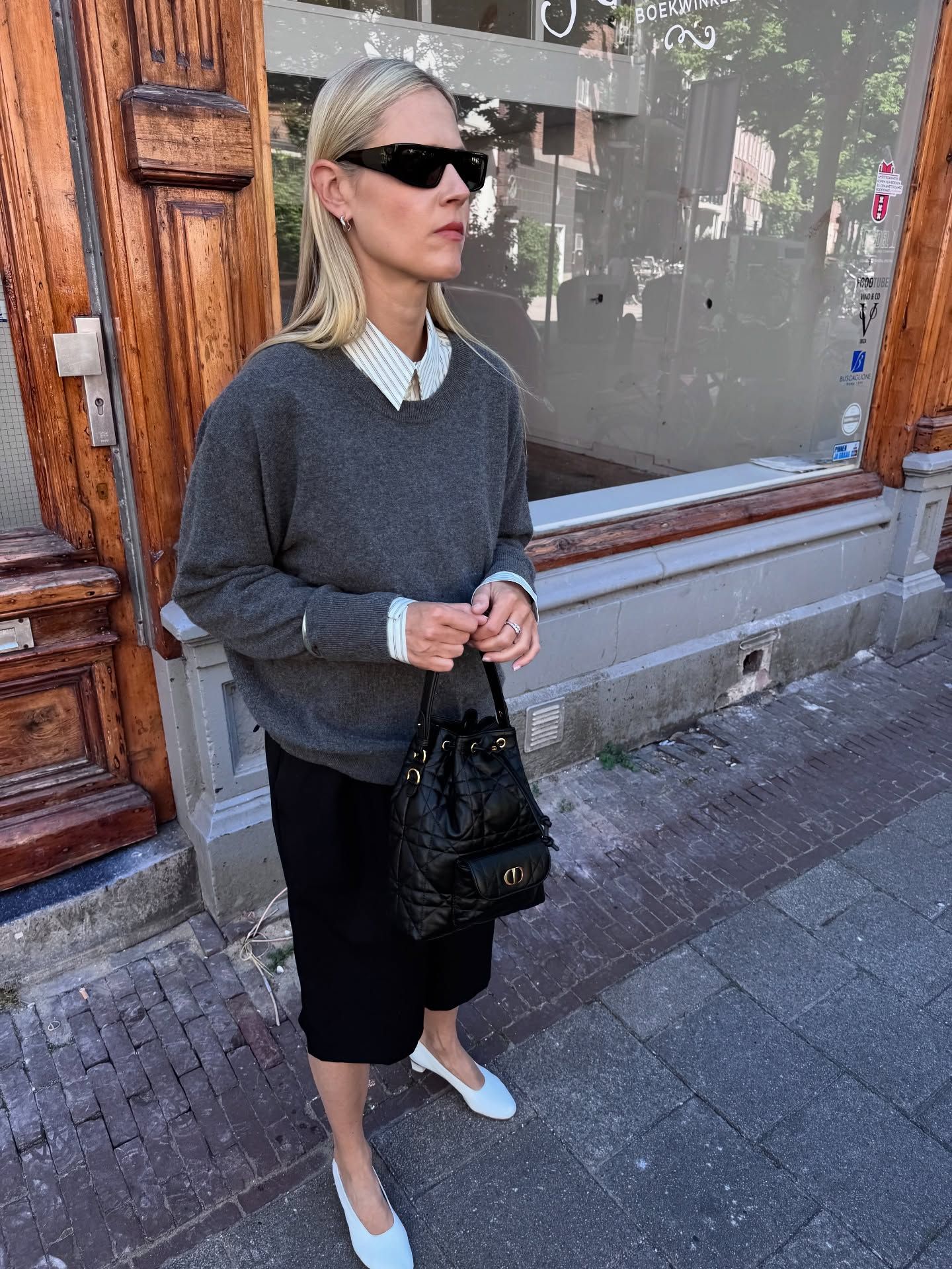 Heels to wear with long shorts: @lindatol_ wears pumps with long shorts