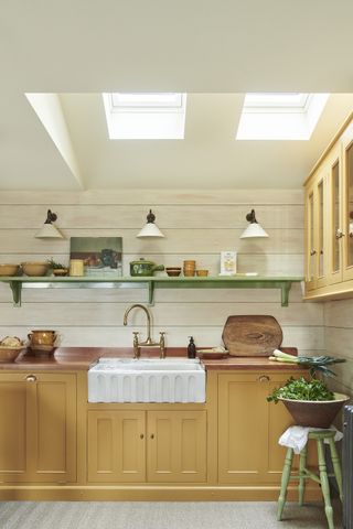 The Classic English kitchen in yellow by deVOL