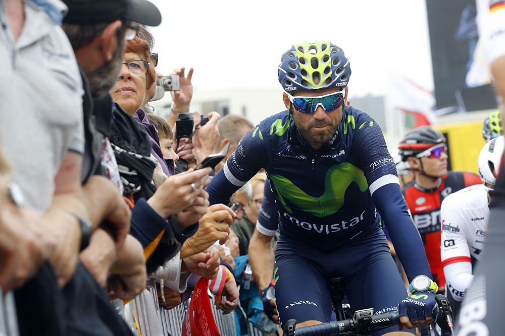 Alejandro Valverde rolls to the start line