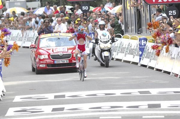 Thomas Voeckler (Bbox Bouygues Telecom) kisses his lucky French champion's jersey.
