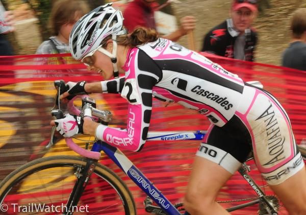Natasha Elliot (Garneau Club Chaussure) showing some dirt on her kit that may have been due to a crash.