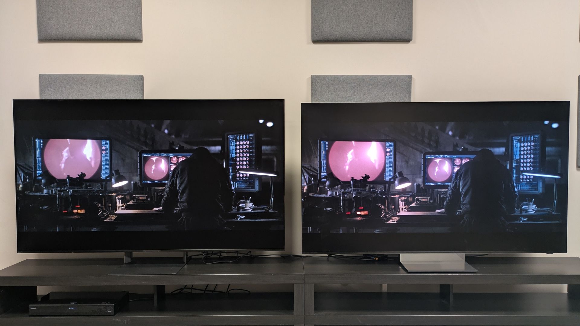 Sony Bravia 9 II vs Samsung R95H mostrando Bruce en la batcueva en una habitación luminosa