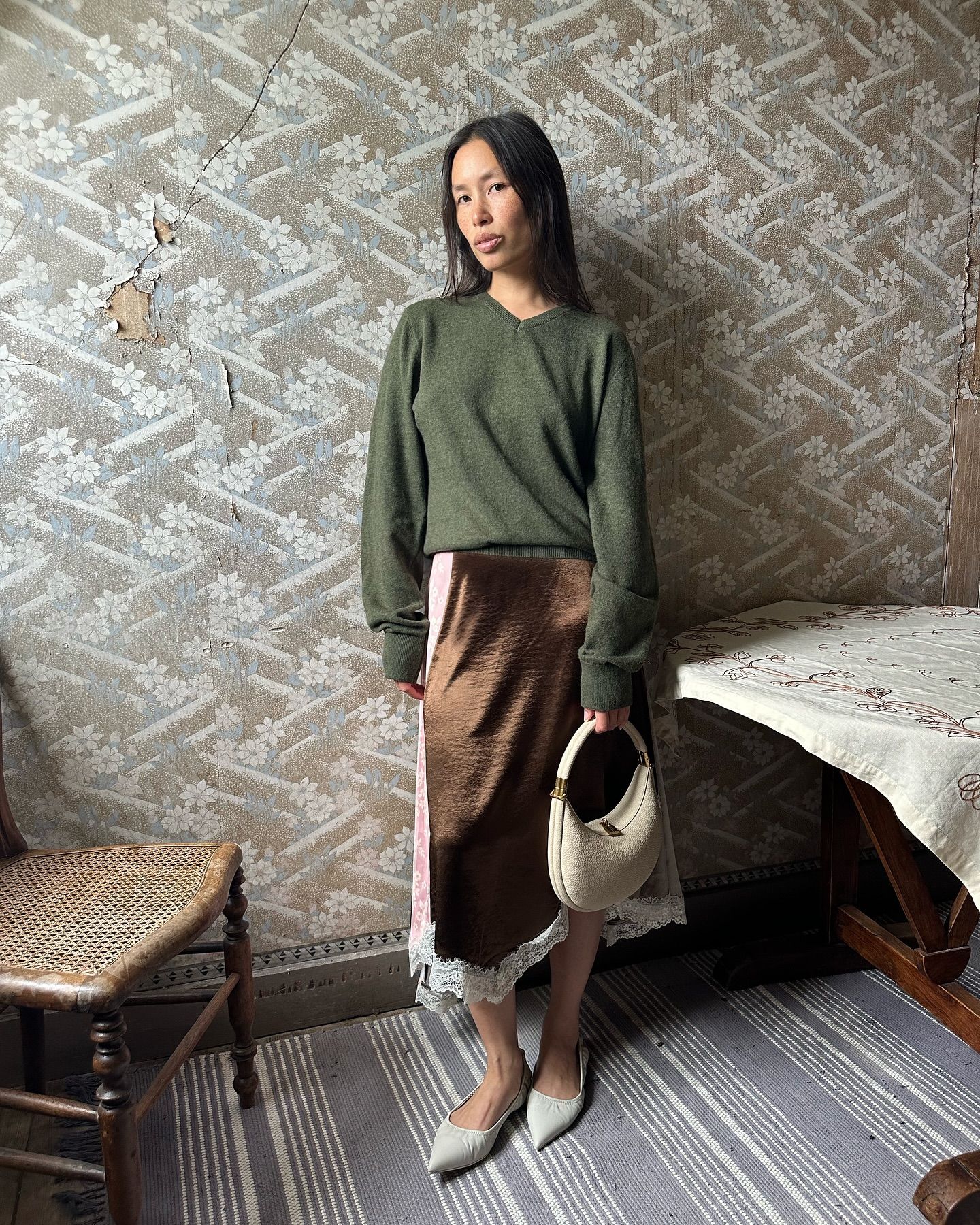 Skirt trends summer 2025: @vikilefevre wears a lace-trimmed skirt