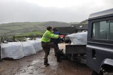 Simon-to-the-rescue-the-new-surface-arrives-e1460976184744.jpg