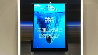 Exposición de un prototipo de pantalla enrollable de Samsung
