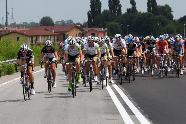 The bunch keeps the small group in its sights with about 25km to go