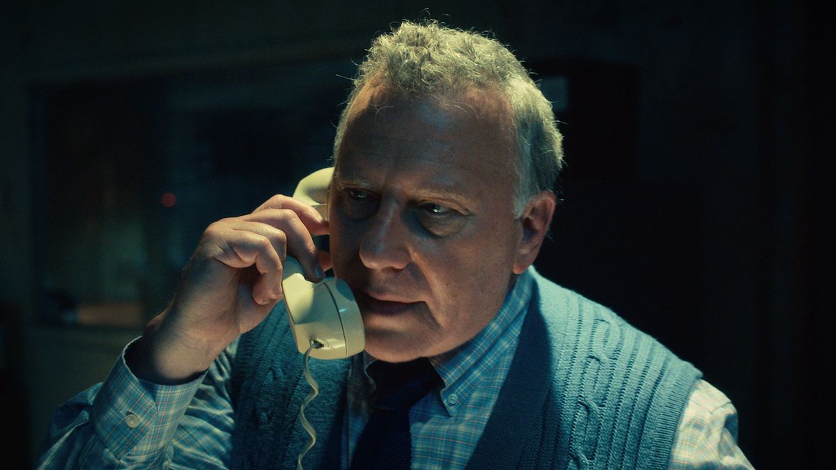 Paul Reiser&#039;s Dr. Owens talking on the phone in Stranger Things