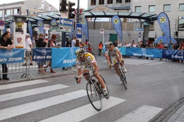 Eventual winner Bernhard Eisel (Columbia-HTC) sits second wheel