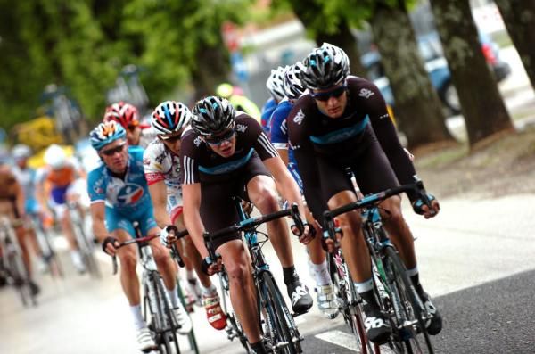 Sky's Chris Froome follows the wheel of teammate Steven Cummings