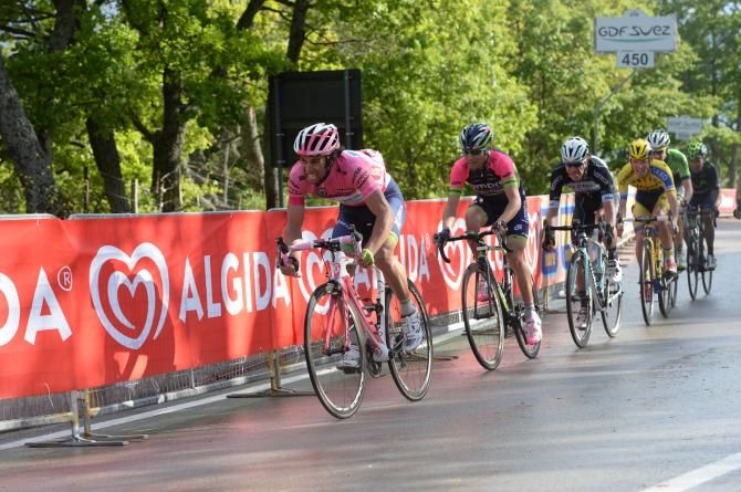 Michael Matthews chases the climbers
