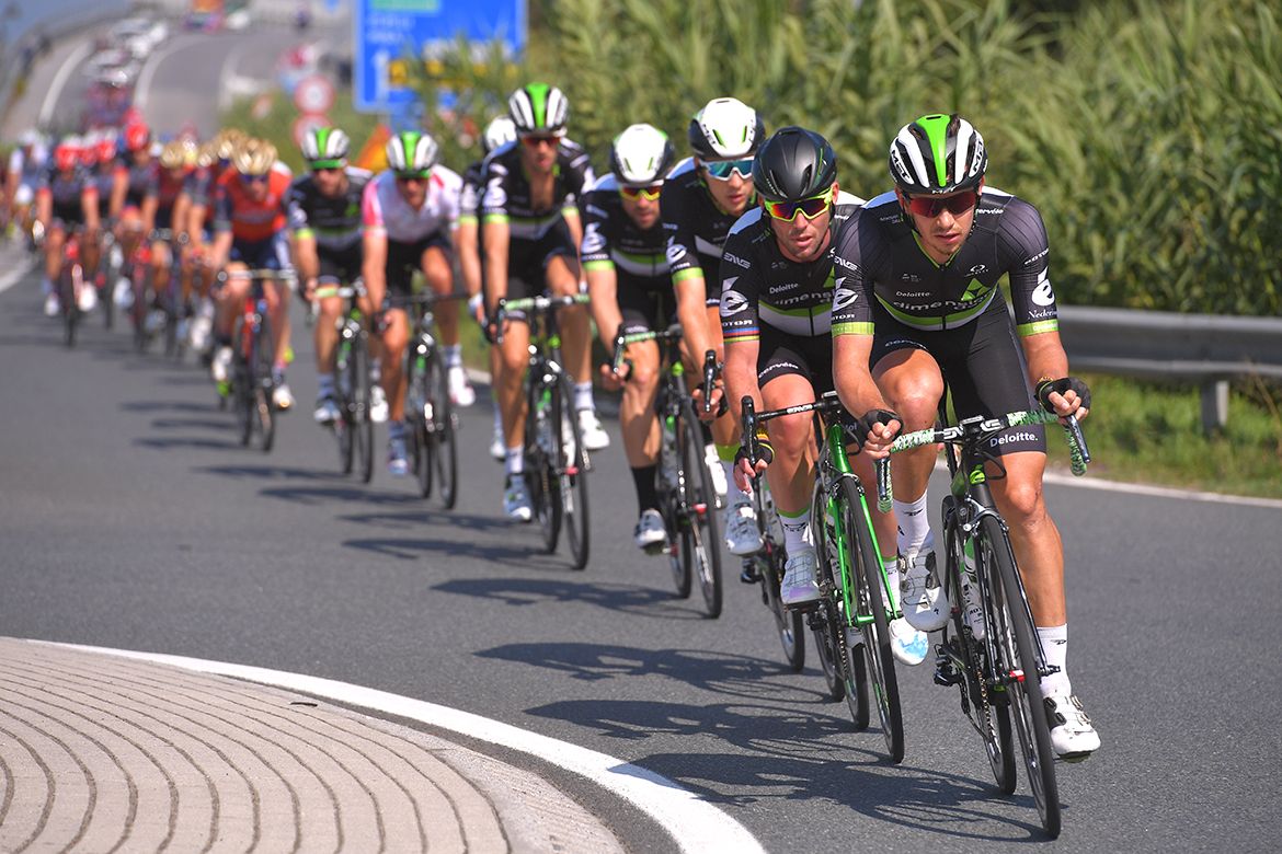 Cummings' Dimension Data teammates control the peloton