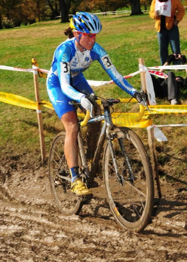 Katerina Nash (Luna Pro Team) riding a mud pit with ease