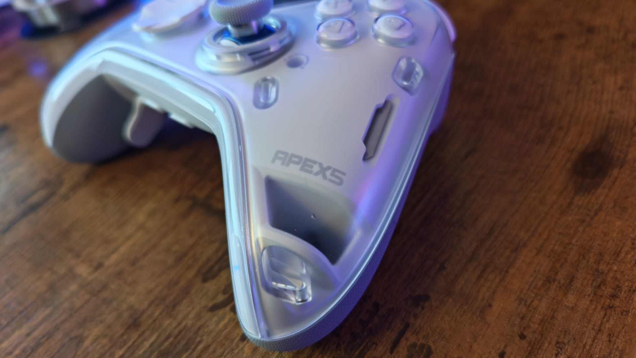 The Apex 5 logo on the Flydigi Apex 5's right hand grip