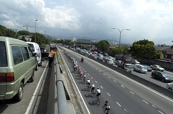 Traffic once again came to a standstill on the outskirts of Malaysian capital Kuala Lumpur as the peloton headed towards the Genting Highlands.
