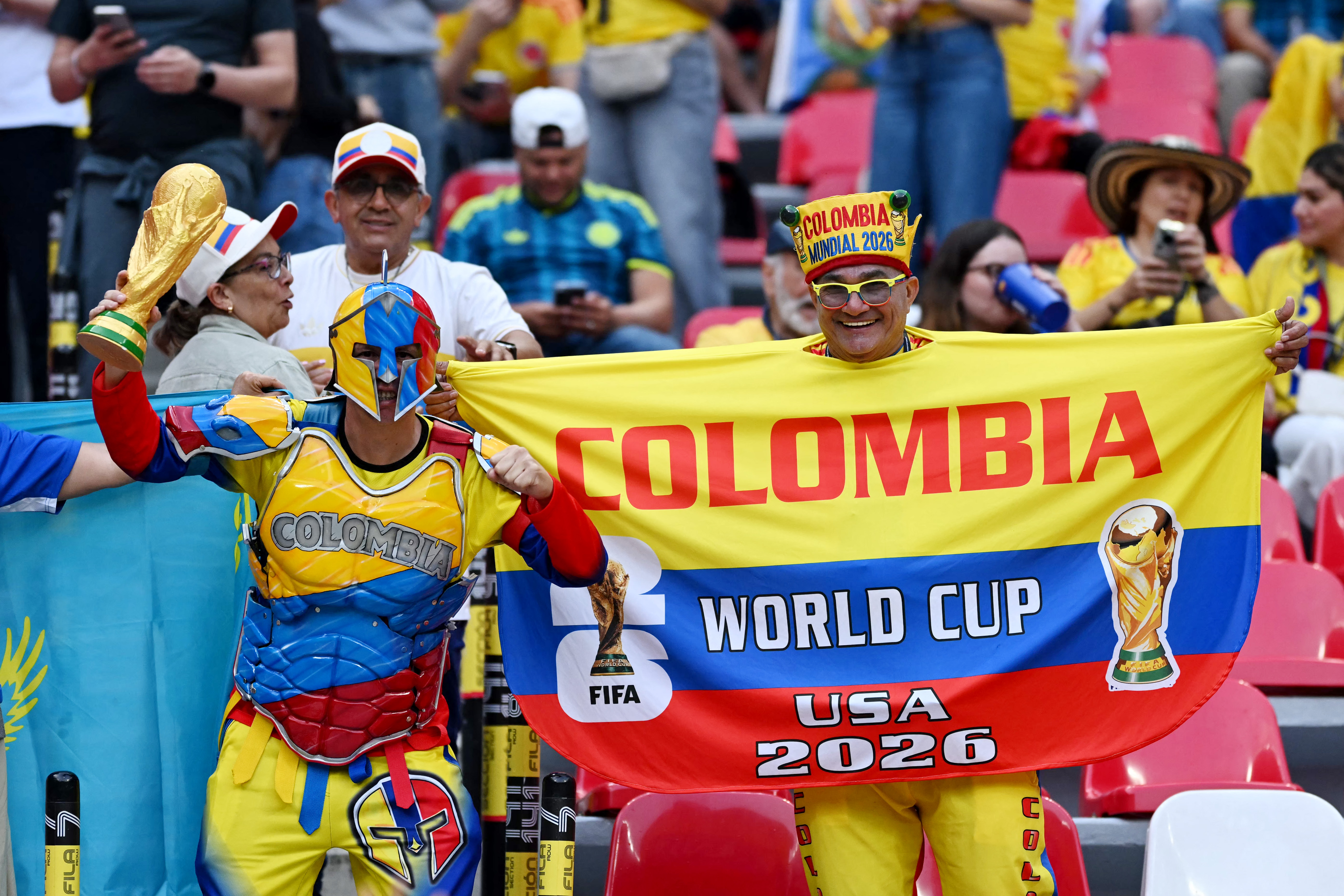 Torcedores colombianos posam para uma foto torcendo por seu time antes da partida de futebol do Grupo K da Copa do Mundo de 2026 entre Uzbequistão e Colômbia, no Estádio da Cidade do México, na Cidade do México, em 17 de junho de 2026. (Foto de CARL DE SOUZA / AFP)