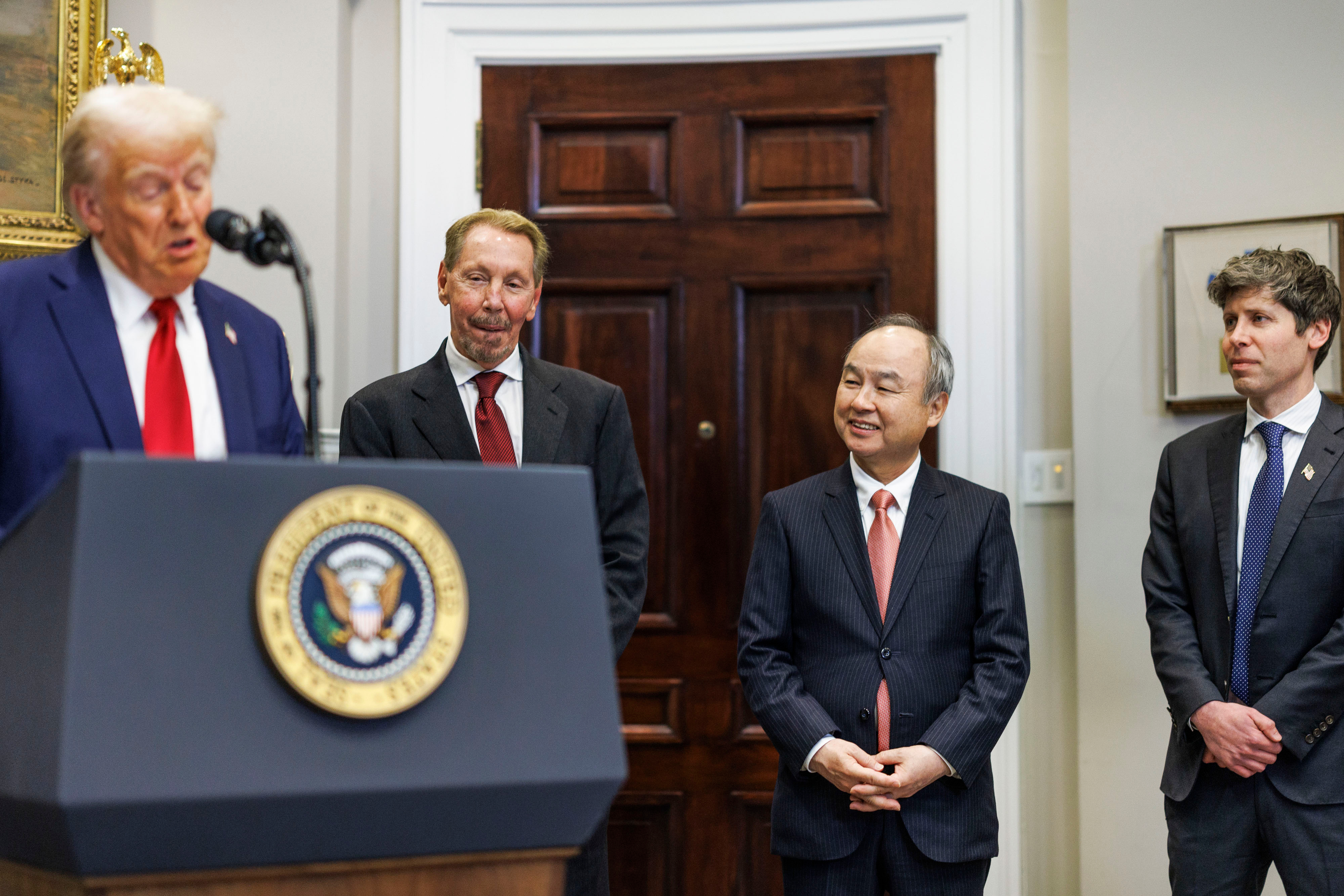 Donald Trump, Oracle Corporation's co -founder and executive chairman, the son of Masayoshi, the highest executive of Softbank Group Corporation, and the highest management of the Roosevelt Room in White House Donald Trump along with the head of Sam Altoman.