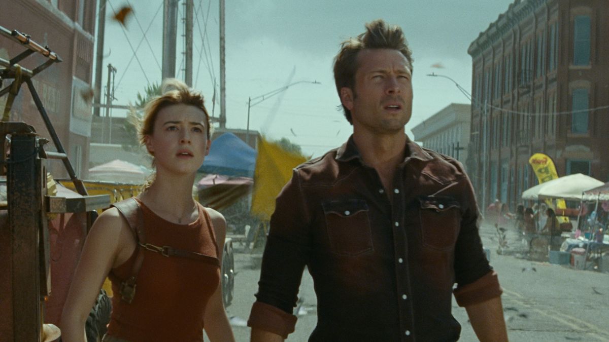 Daisy Edgar-Jones and Glen Powell in Twisters