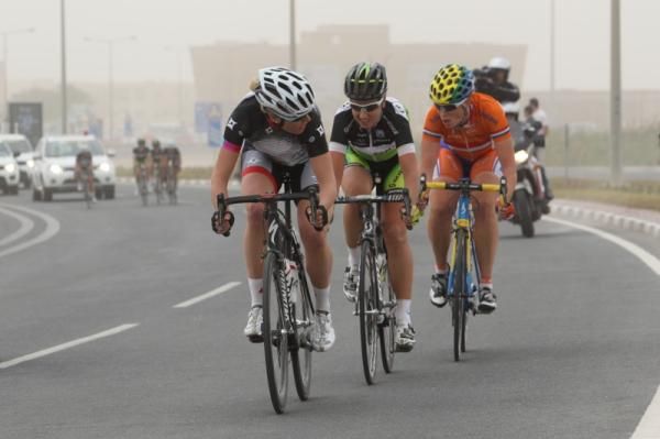 Ellen van Dijk (Specialized - lululemon), Loes Gunnewijk (GreenEdge-AIS) and Kirsten Wild (Netherlands) watch each other with 2km to go