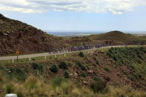 The peloton on stage 3 of the Tour de San Luis