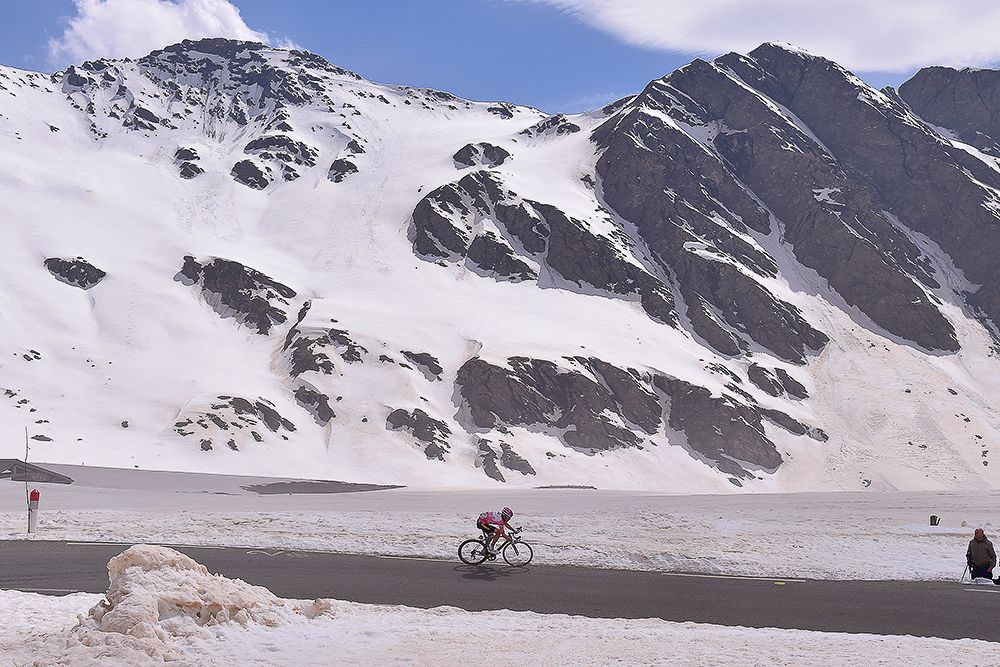Steven Kruijswijk rides alone after crashing during stage 19.