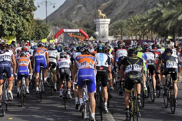 The Tour of Oman peloton rolls along during the fourth stage.