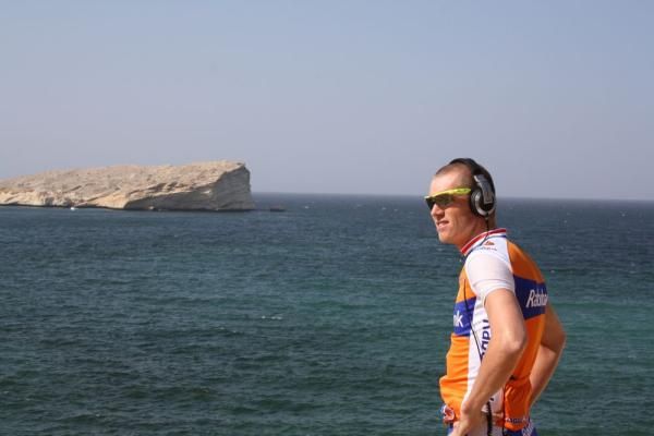 Lars Boom finds some inspiration for the time trial in the spectacular view across the sea