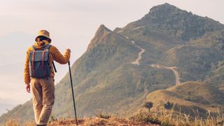 一位妇女在泰国徒步旅行