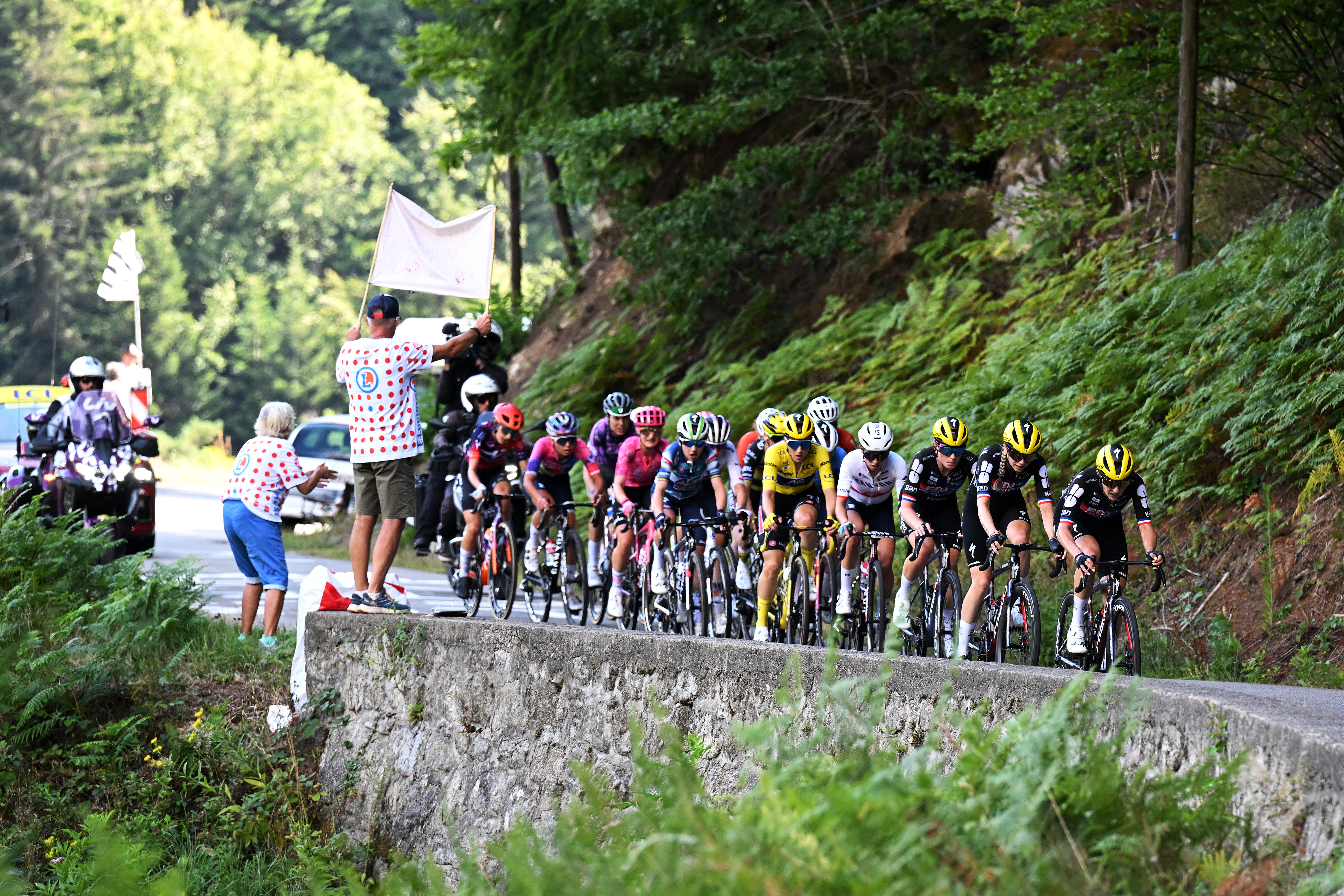 The peloton racing on stage 6 at the Tour de France Femmes
