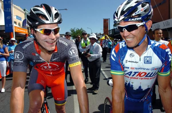 Former teammates Gert Steegmans (RadioShack) and Robbie McEwen (Katusha) share a laugh together