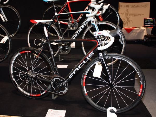 The Focus Izalco Team 1.0 is built around the company's updated 960g frame and includes a tapered front end and BB30 bottom bracket. The build kit features a Shimano Dura-Ace transmission and DT Swiss carbon clinchers.