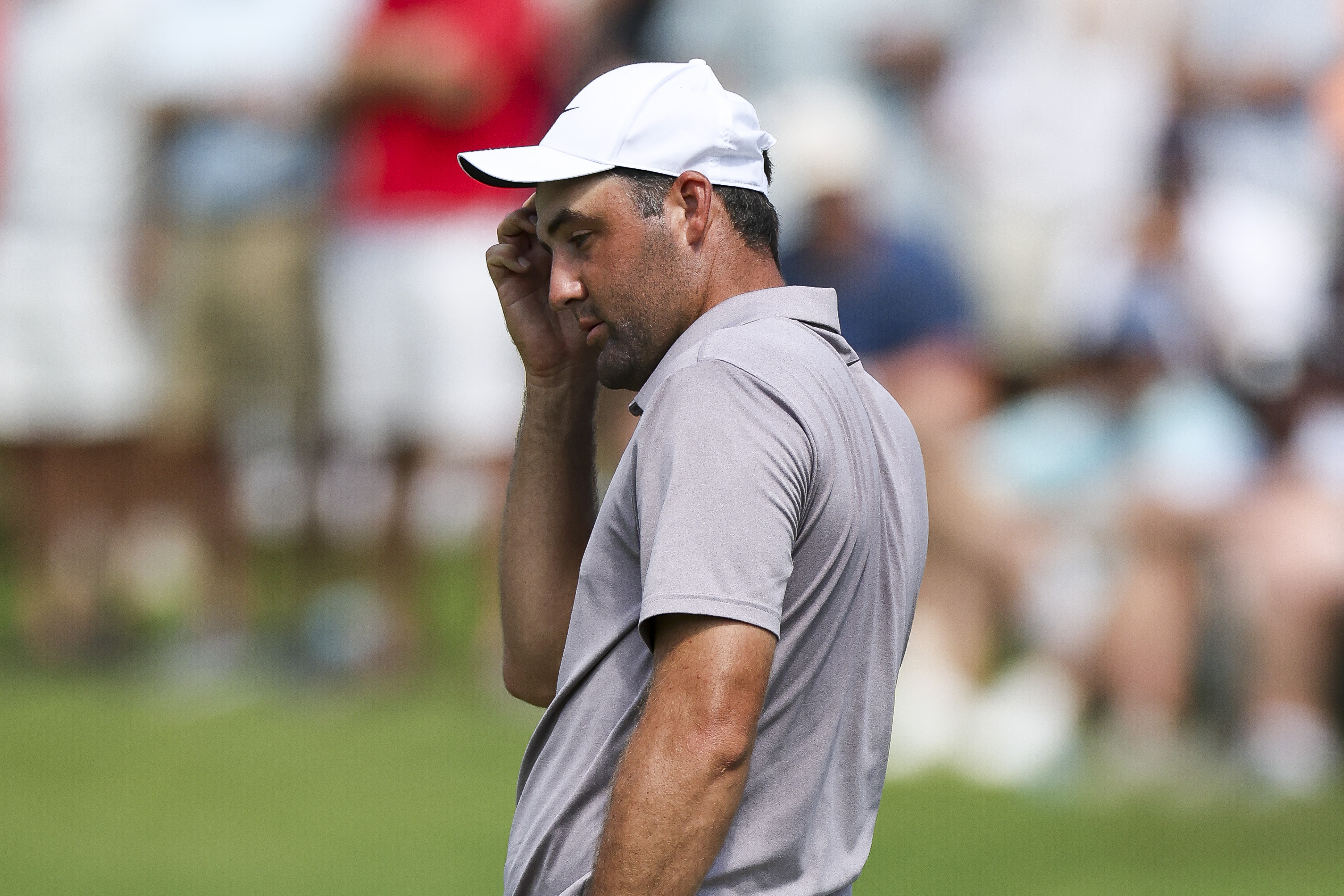 Scottie Scheffler taps his cap