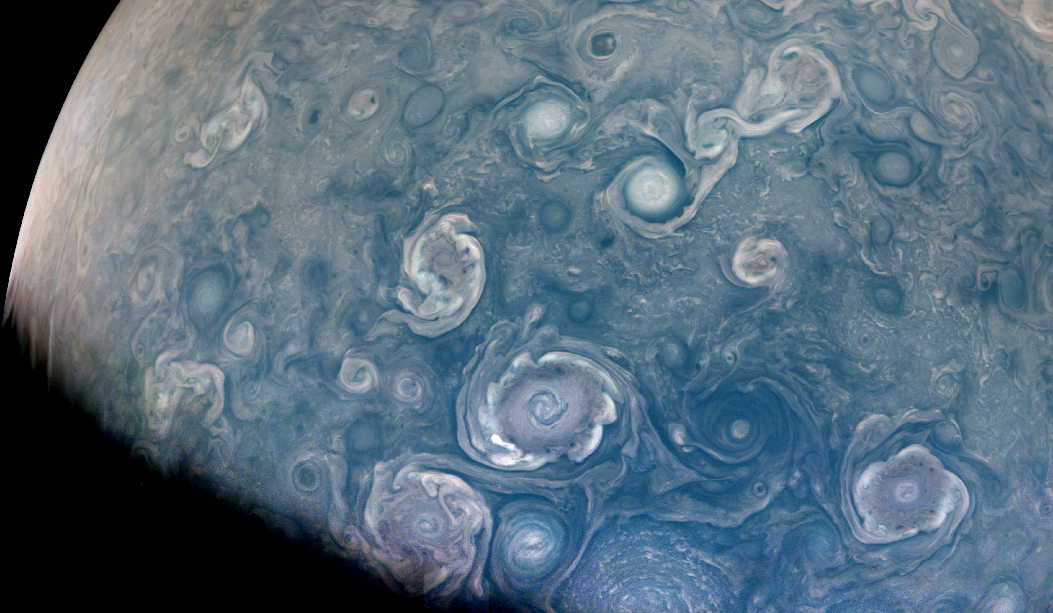 Potentes tormentas alrededor del polo norte de Júpiter capturadas por la misión Juno de la NASA durante un sobrevuelo reciente.