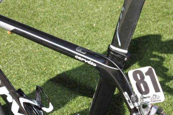 The top tube has a trap door, so that the rear brake cable can be fished through.