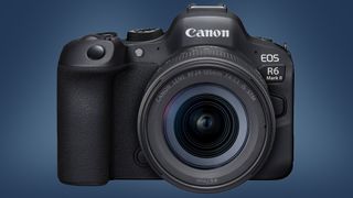 Canon EOS R6 Mark II mot en blå bakgrund